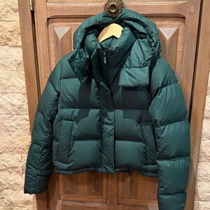 lululemon athletica women Green Puffer Jacket, size 6, like new